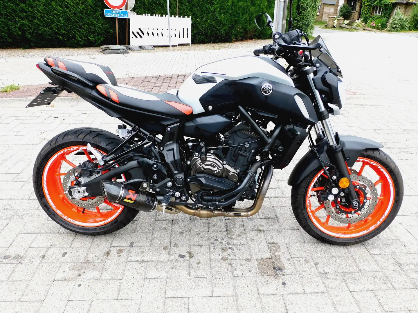 Yamaha MT-07 1900 km , étata neuf , full options Gris - 1