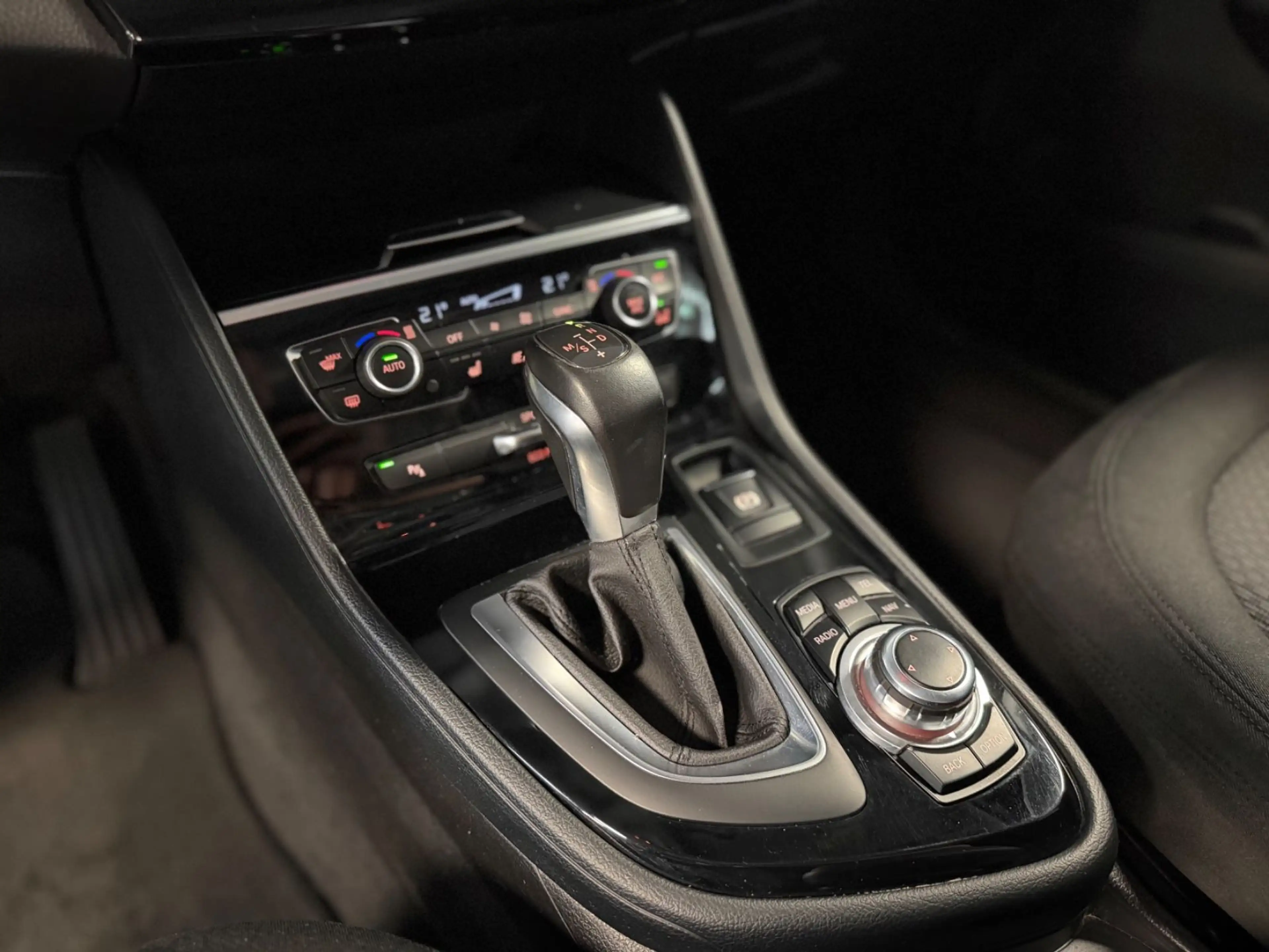 BMW 220 ActiveTourer 220d xDrive*Keyless*PDC*LED*AHK* — photo 12