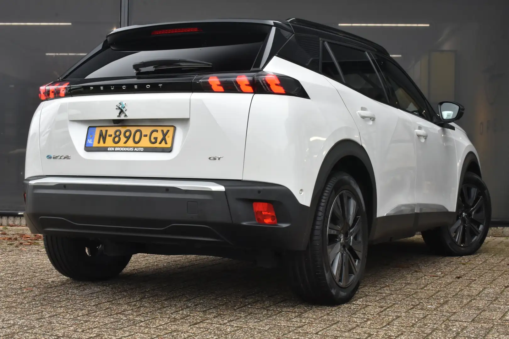 Peugeot e-2008 EV GT Pack 50 kWh 3 Fase 90%SOH | Navigatie | Sfee Blanc - 2