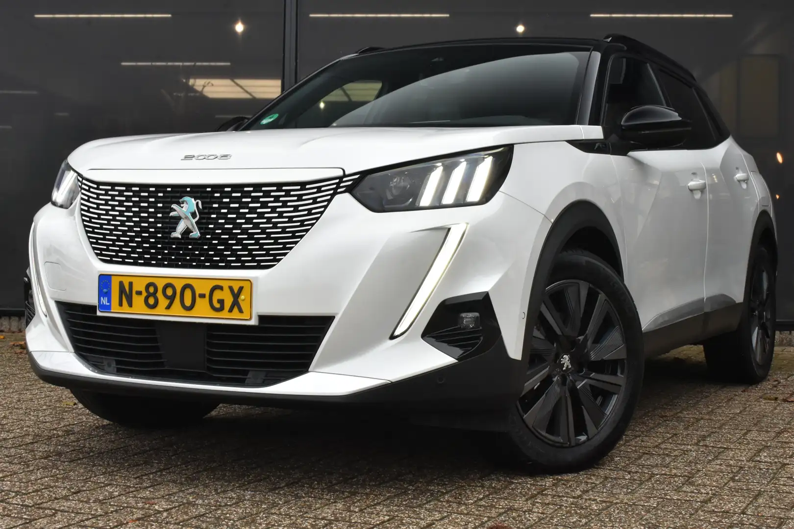 Peugeot e-2008 EV GT Pack 50 kWh 3 Fase 90%SOH | Navigatie | Sfee Blanc - 1