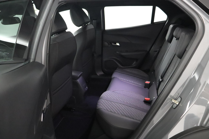 Peugeot e-2008 EV Allure 54 kWh — photo 15