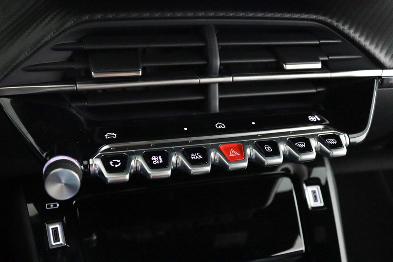 Peugeot e-2008 EV Allure 54 kWh — photo 6
