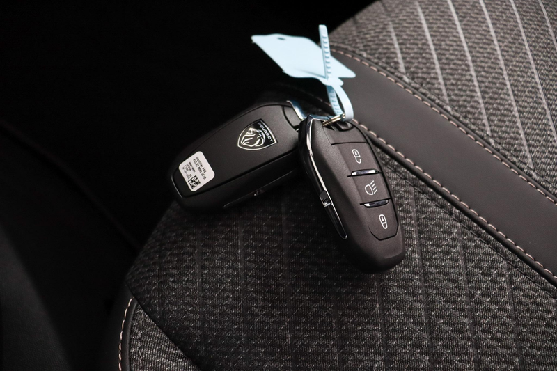 Peugeot e-2008 EV Allure 54 kWh — photo 9