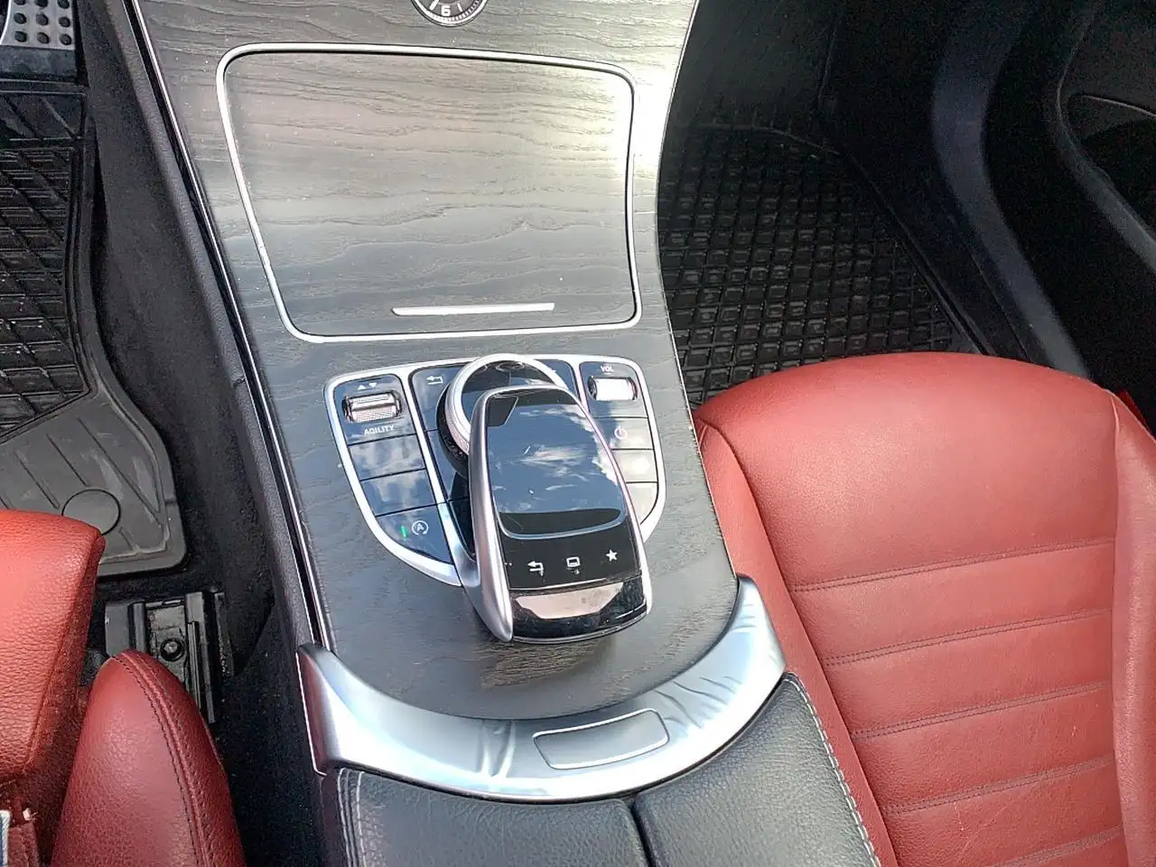 Mercedes-Benz C-Class снимка Mercedes-Benz C-Class