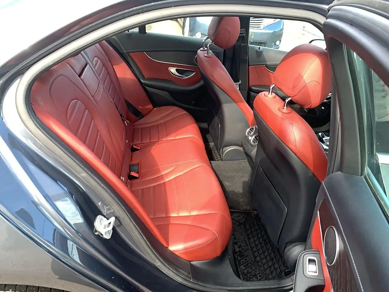 Mercedes-Benz C-Class снимка Mercedes-Benz C-Class