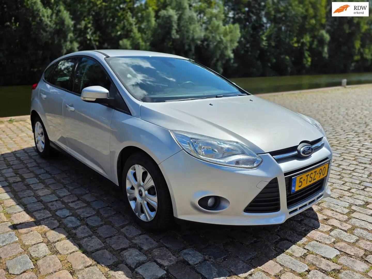Ford Focus 1.6 TI-VCT Trend Uniek km org nl auto airco elektr Grijs - 1