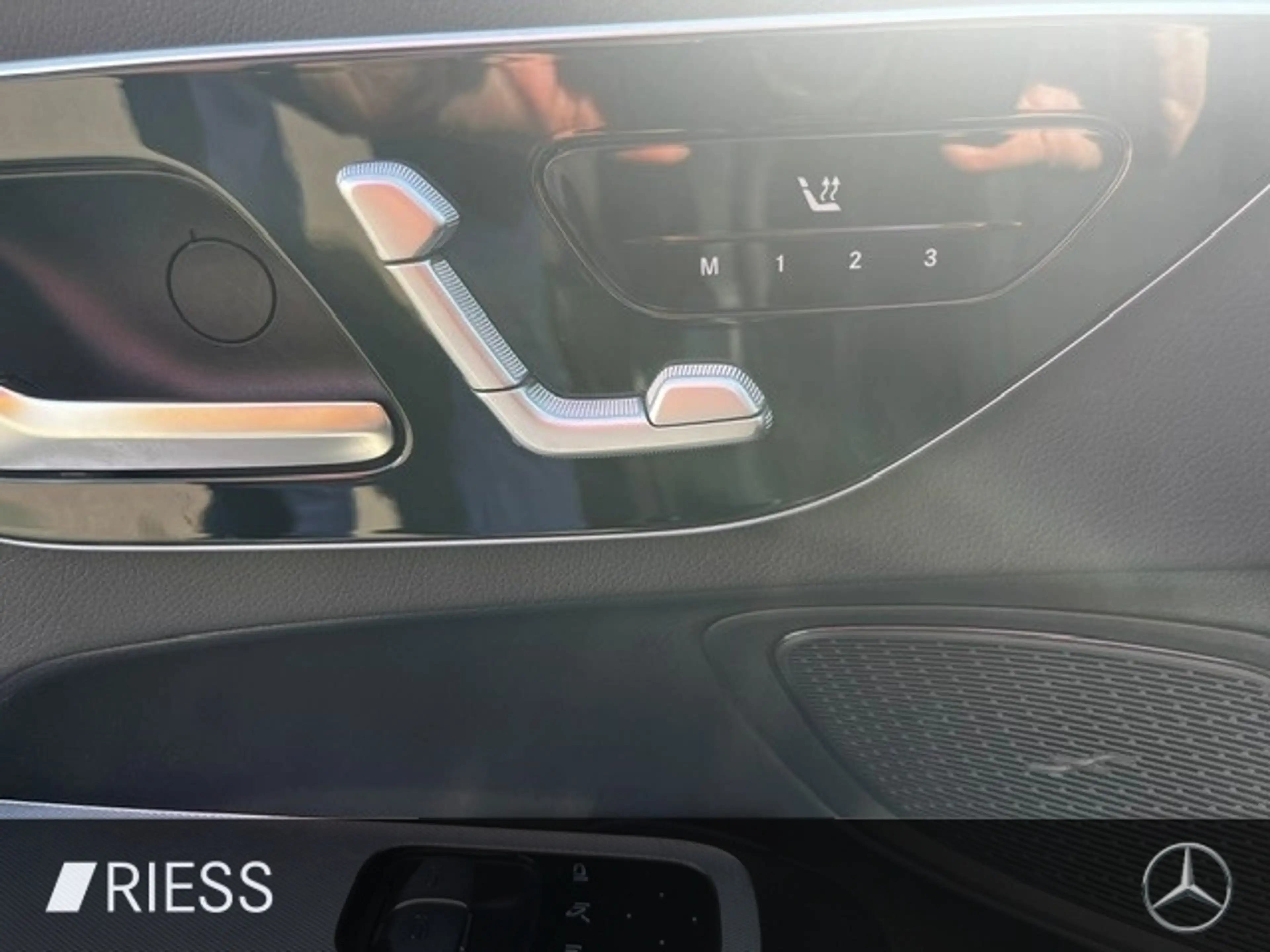 Mercedes-Benz CLE 300 e AMG Sport Premium Distr Pano 360 19" — photo 10