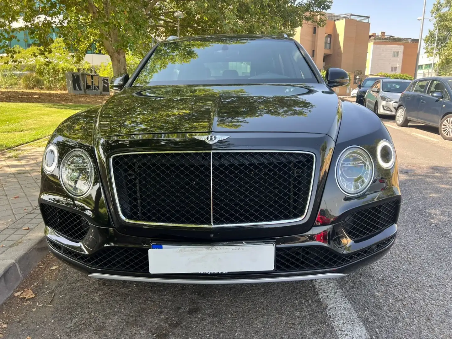Bentley Bentayga V8 Schwarz - 2