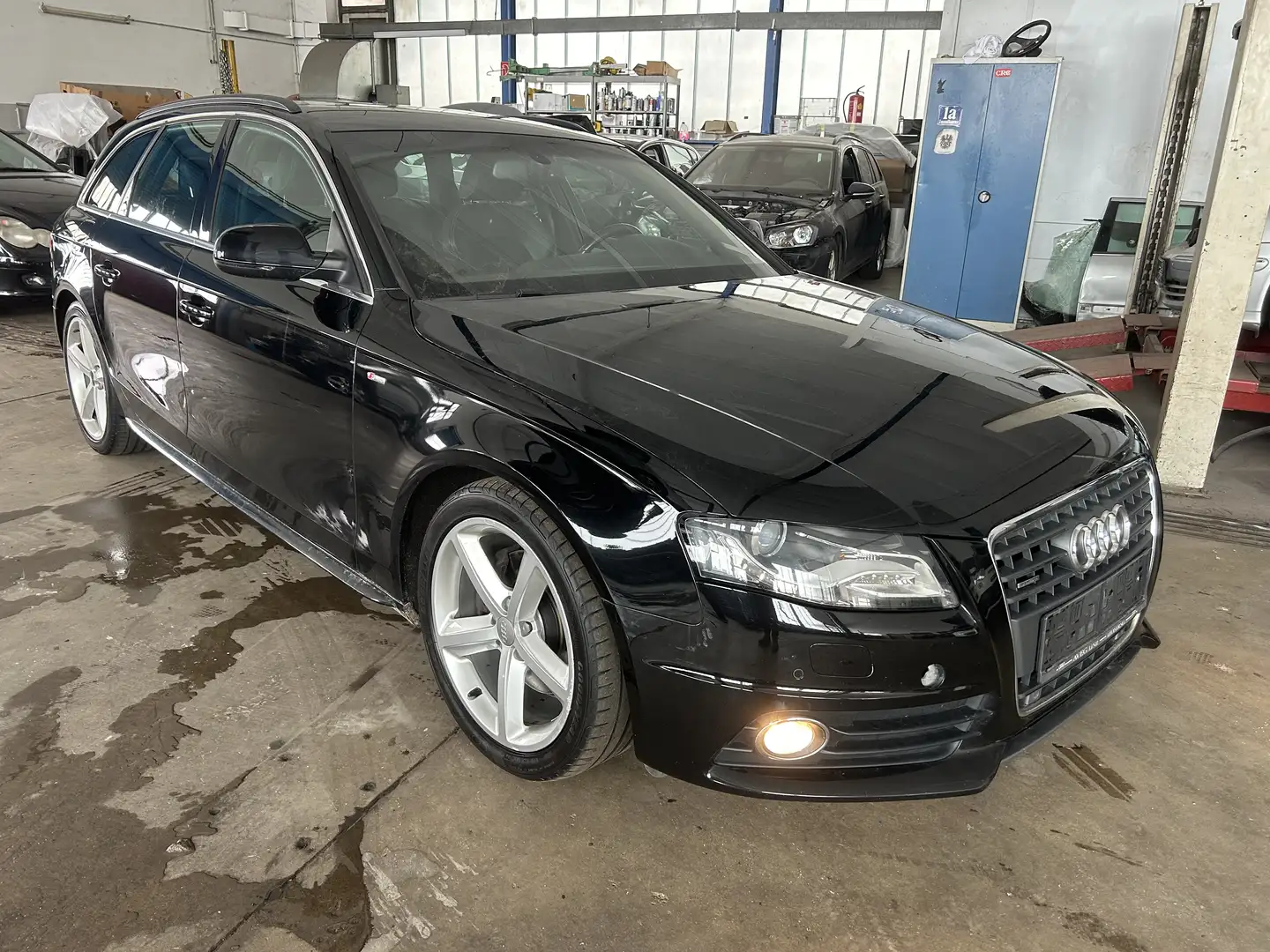Audi A4 Attraction quattro Schwarz - 1