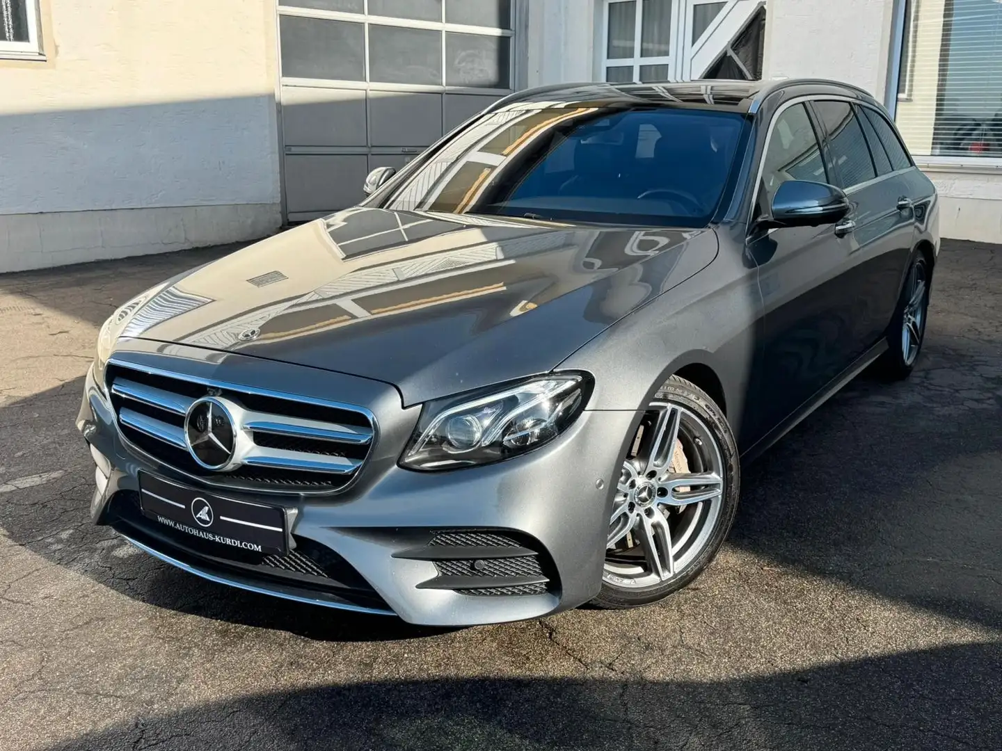 Mercedes-Benz E 400 E400d T 4M AMG PANO AIR BURM. SOFTCL STANDHZ AHK Gris - 1