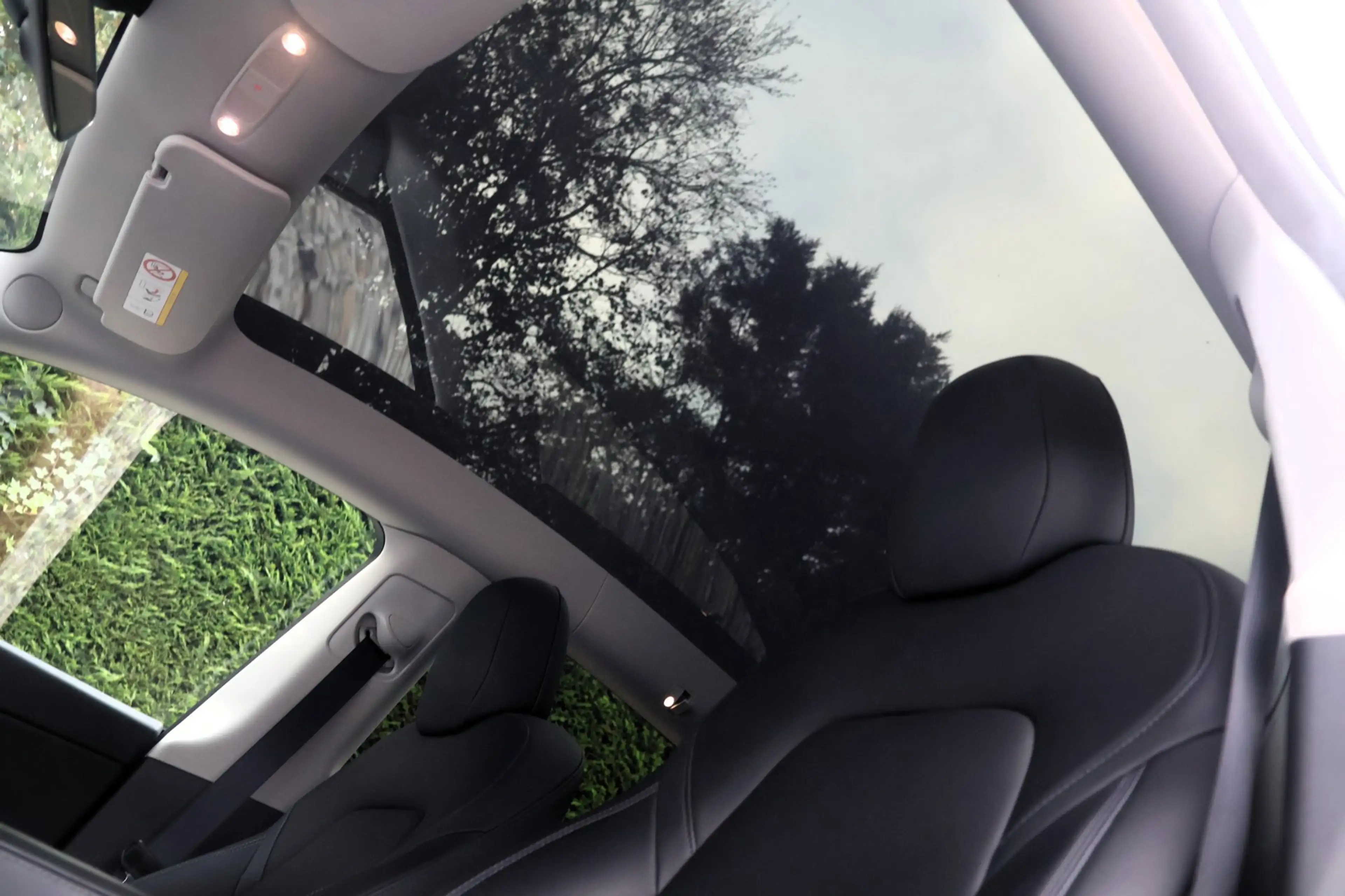 Tesla Model Y Long Range AWD — photo 11
