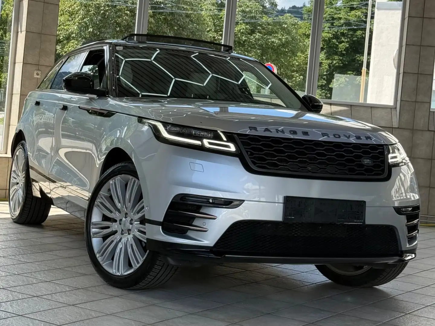 Land Rover Range Rover Velar R-Dynamic SE 2,0 Allrad *PANO*SHZ*TOP Silber - 1