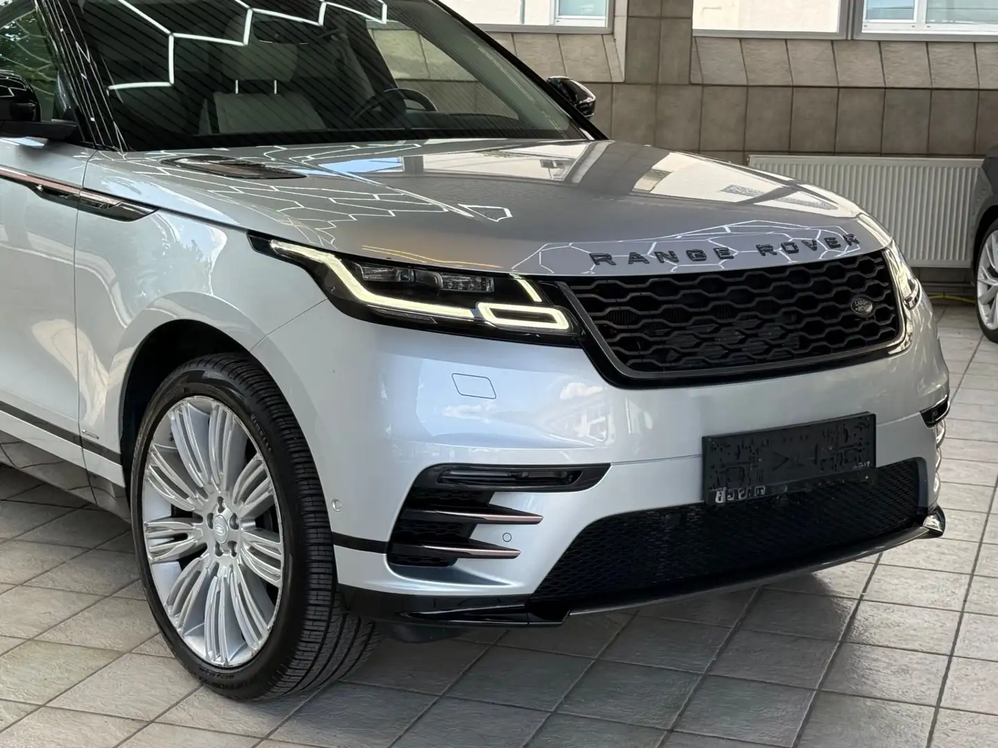 Land Rover Range Rover Velar R-Dynamic SE 2,0 Allrad *PANO*SHZ*TOP Silber - 2