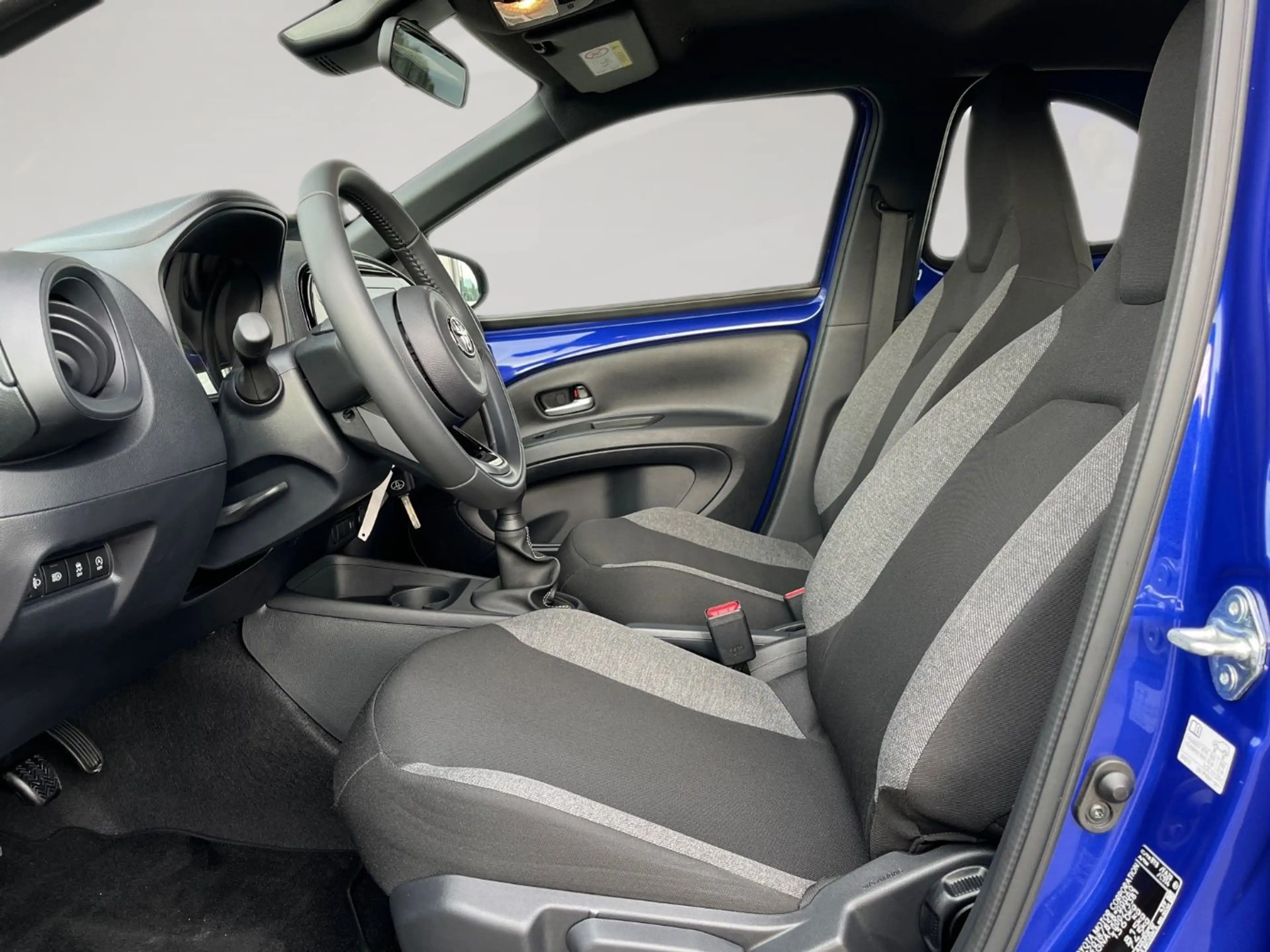 Toyota Aygo X 1.0 l Play 5 M/T — photo 7