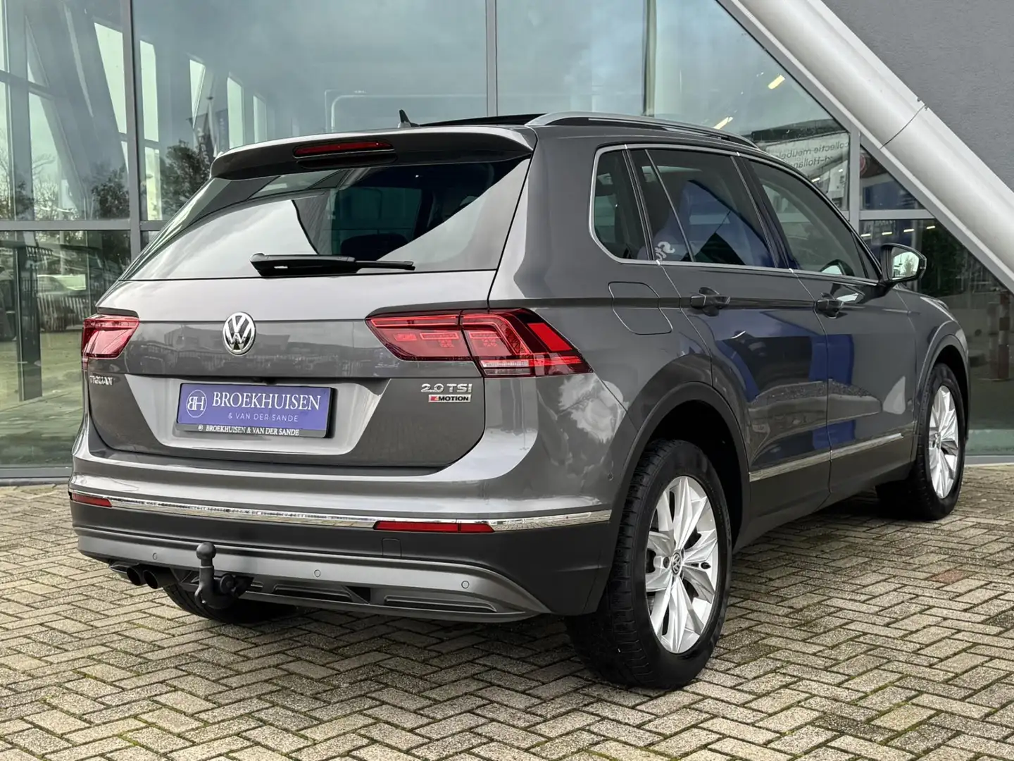 Volkswagen Tiguan 2.0 TSI 4Motion Highline 180pk Panoramadak / Elek. Grijs - 2