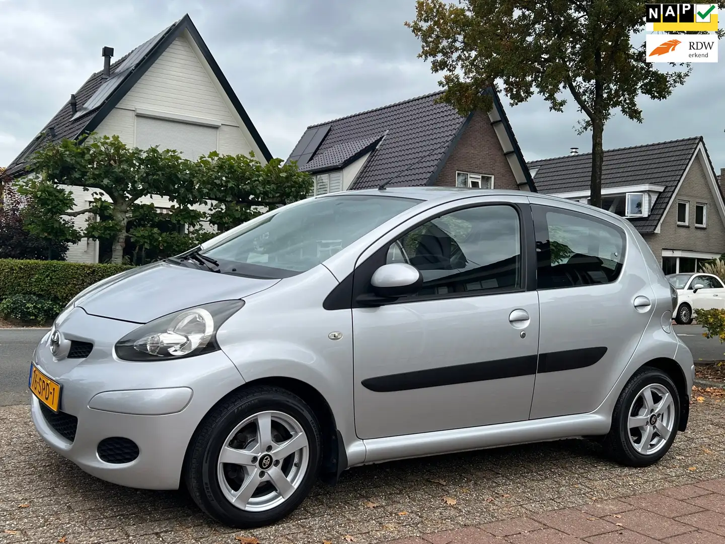 Toyota Aygo 1.0-12V Comfort Navigator NL-AUTO-NAP. Grijs - 1