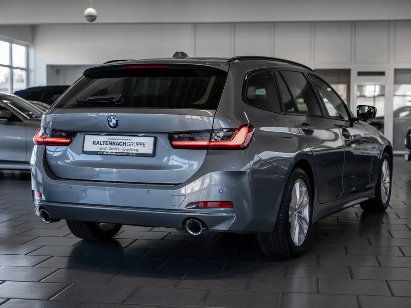 BMW 320 d Touring xDrive LED NAVI SHZ PDC KLIMA Grau - 2