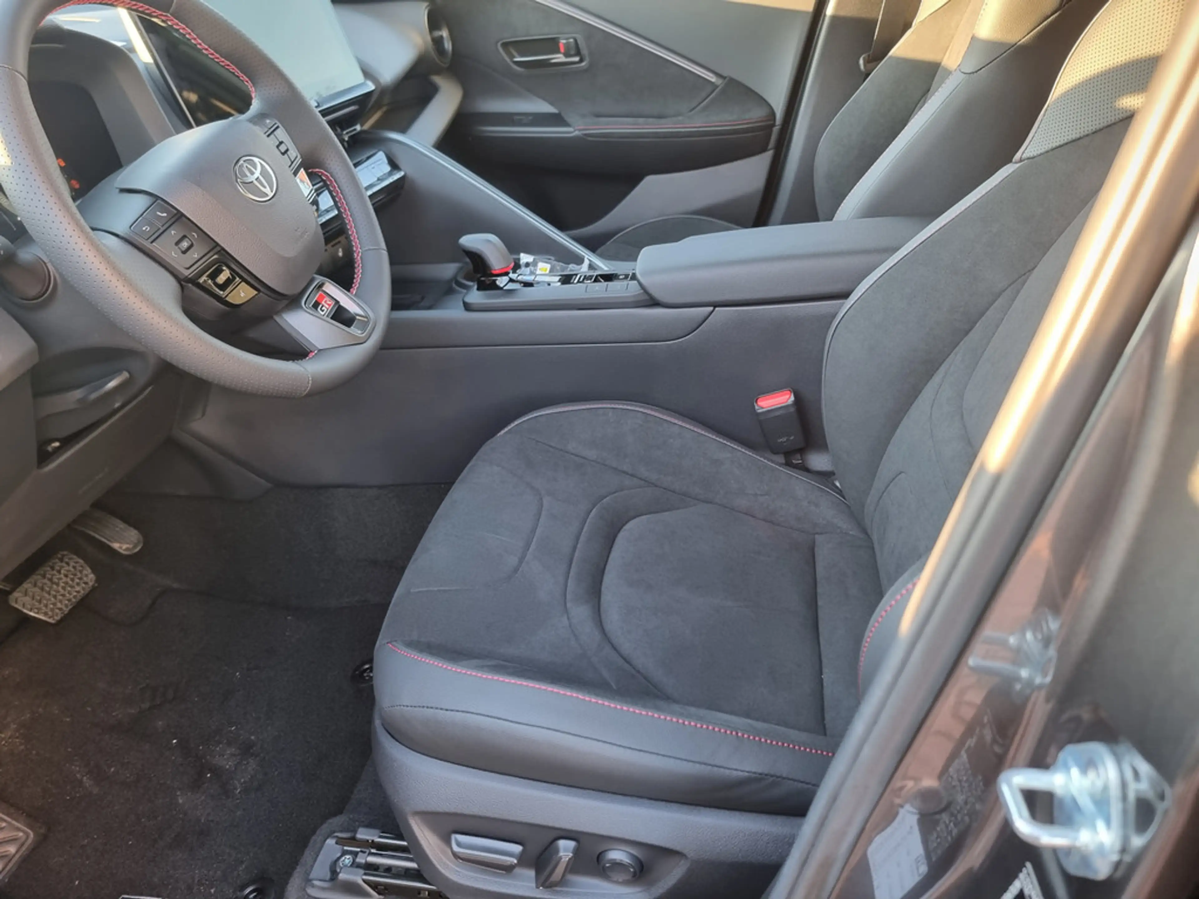Toyota C-HR 2.0 Plug-In Hybrid FWD GR Sport — photo 14