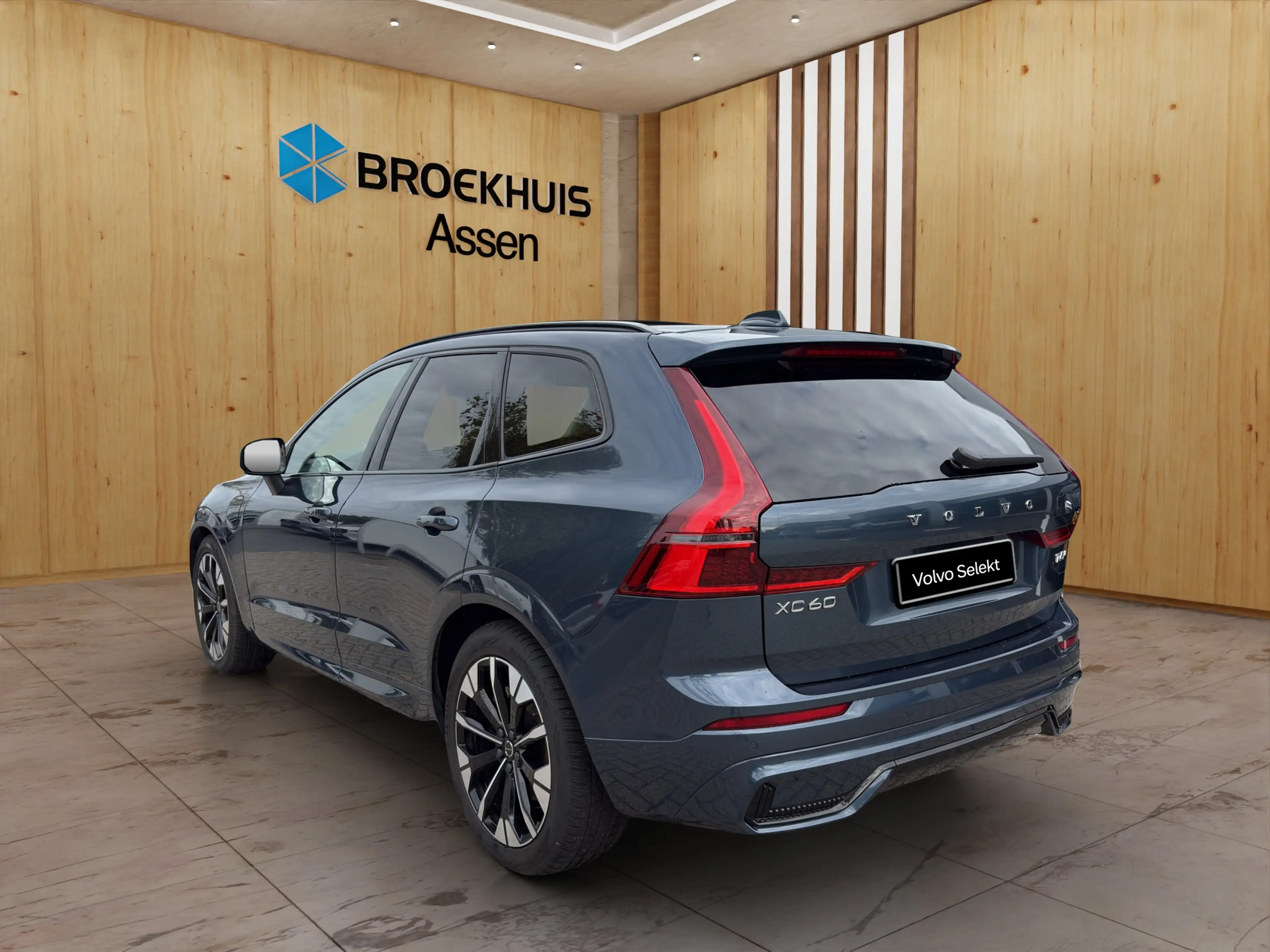 Volvo XC60 2.0 T6 Plug-in hybrid AWD Ultra Dark | Luchtvering — photo 3