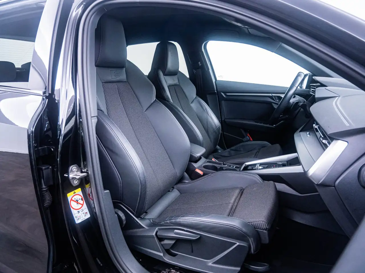 Audi A3 Sportback 45 TFSI e S-Line ed. Competition 1e eig., миниатюра 9