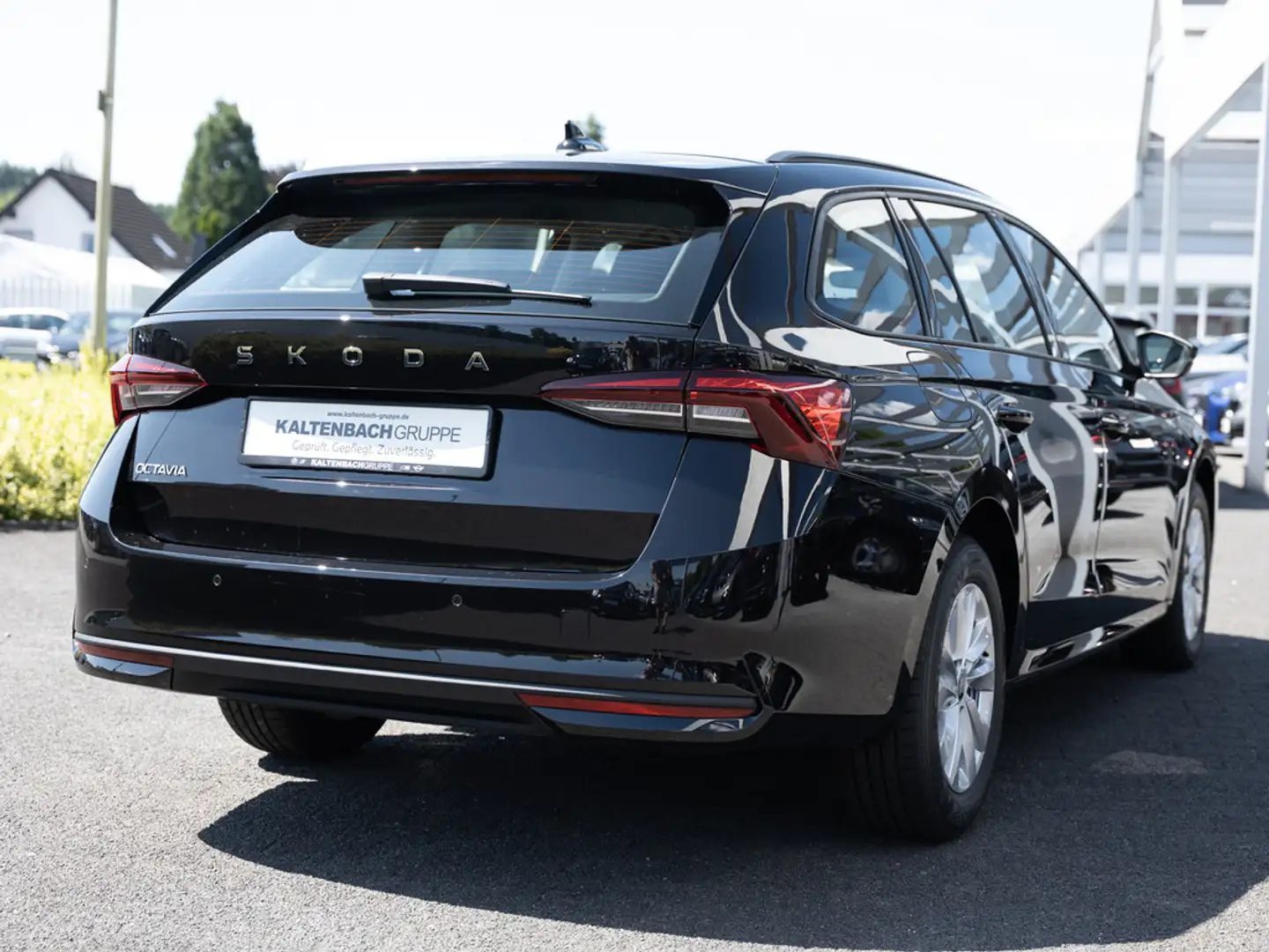Skoda Octavia Combi 1.5 TSI Selection AHK LED SHZ Negro - 2