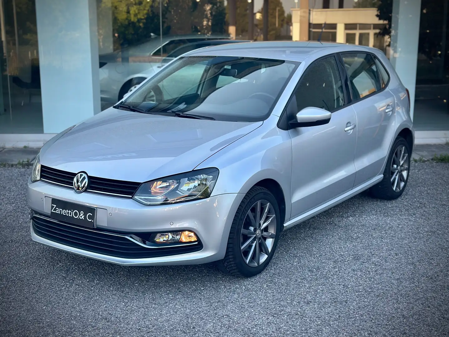 Volkswagen Polo Polo V 2014 5p 1.2 tsi bm Highline 90cv dsg Plateado - 2