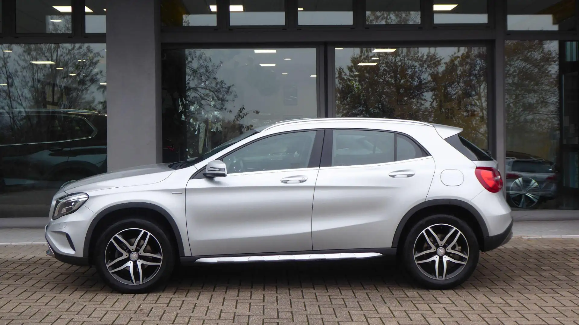 Mercedes-Benz GLA 200 d Automatic Enduro Activity Zilver - 2