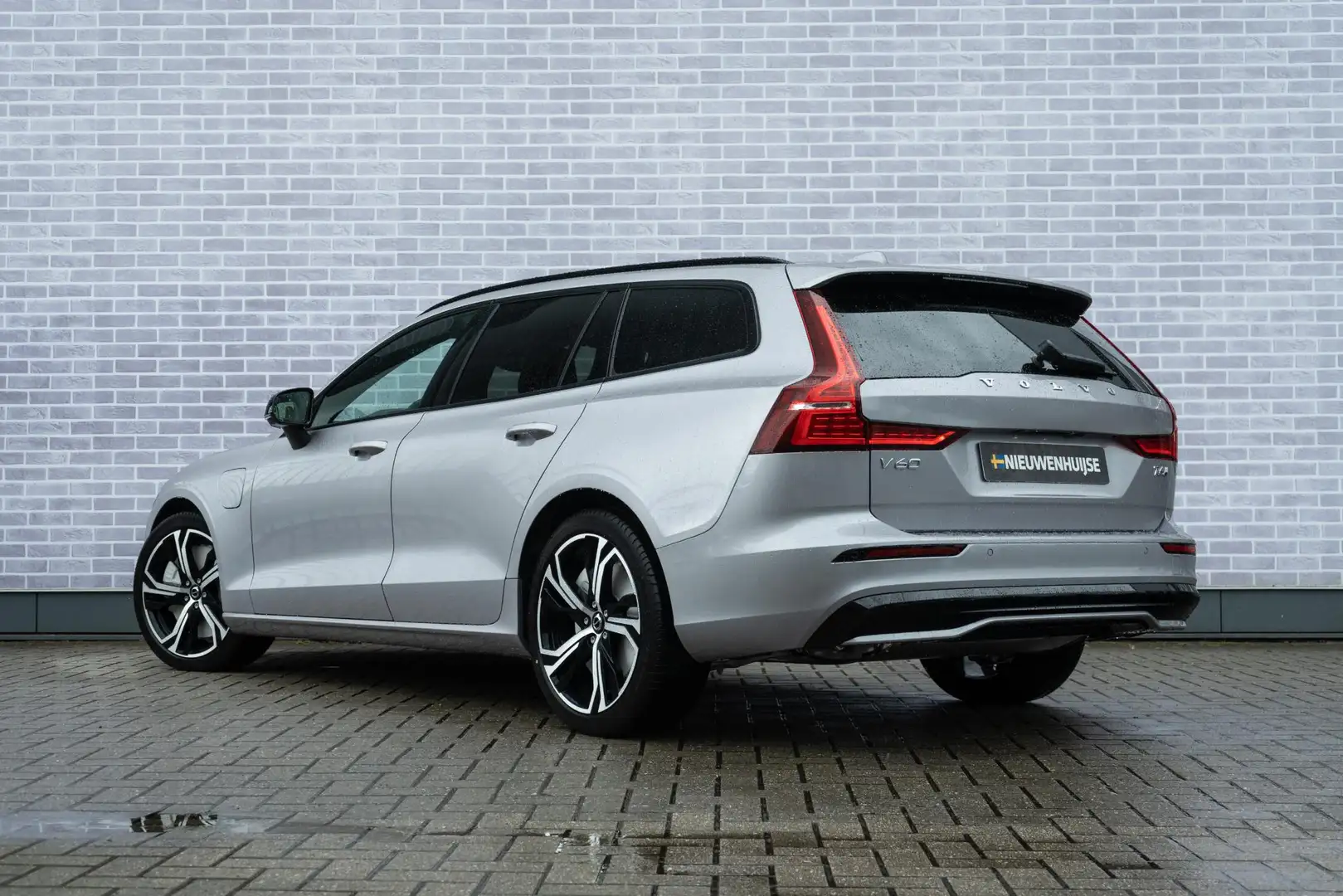 Volvo V60 T6 AWD 350 PK Plug-in hybrid Plus Dark | Extra get Zilver - 2