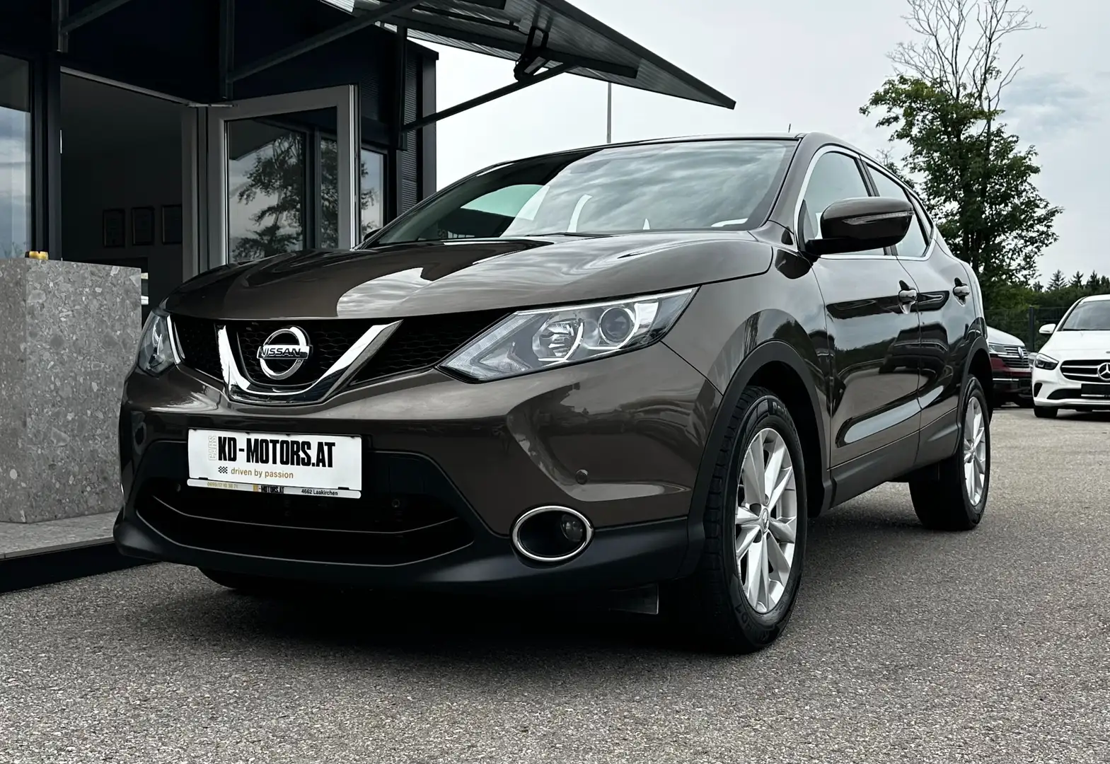 Nissan Qashqai Diesel Aut. *1.Besitz*R-Kamera*Navi*PDC*Tempomat* Braun - 1