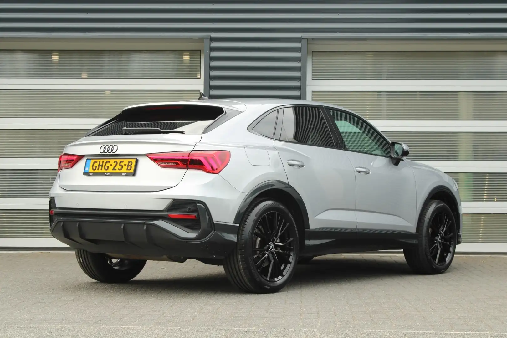 Audi Q3 Sportback 45 TFSIe 245pk PHEV S Edition | Stoelver Grijs - 2