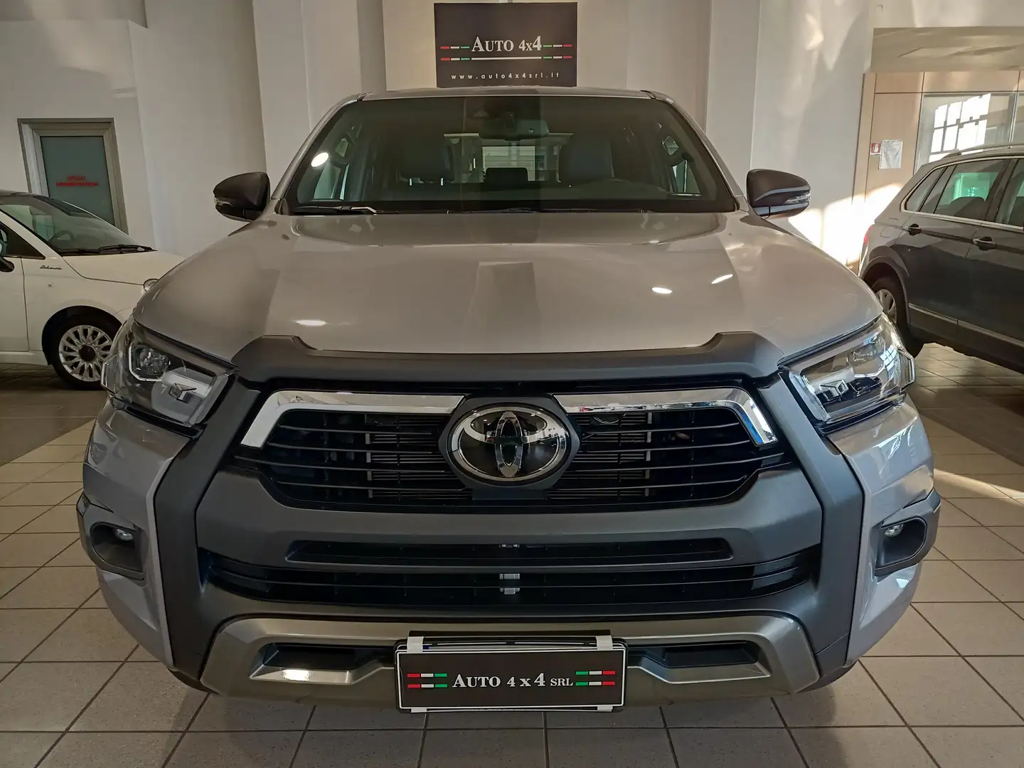Toyota Hilux Hilux 2.8 d double cab INVINCIBLE 4wd auto* Plateado - 2