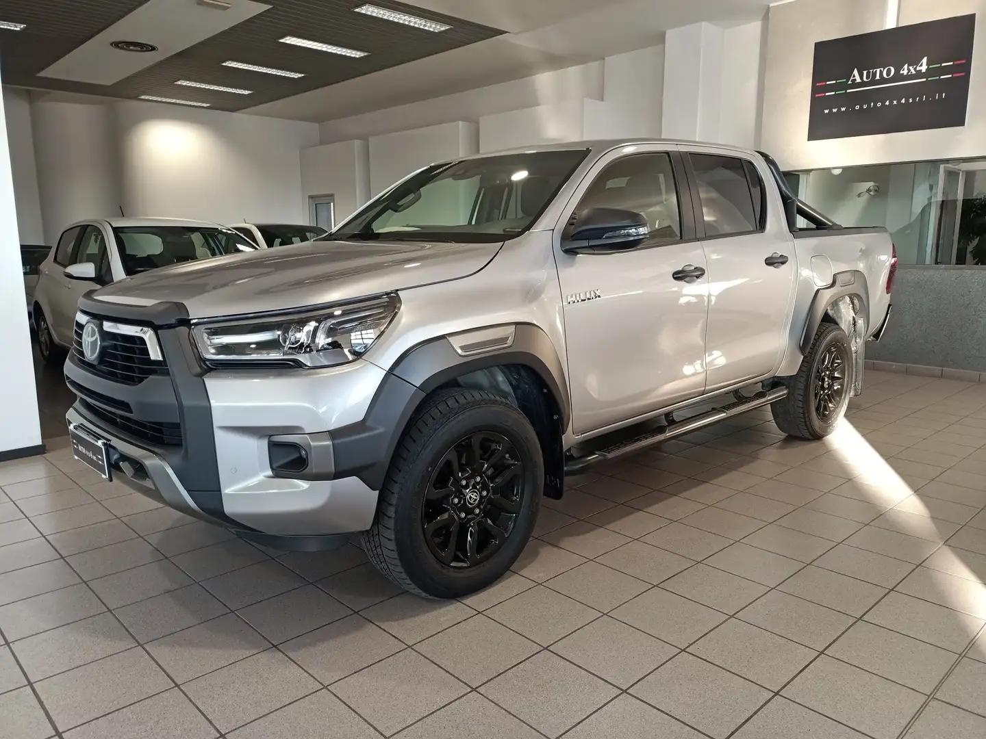 Toyota Hilux Hilux 2.8 d double cab INVINCIBLE 4wd auto* Plateado - 1