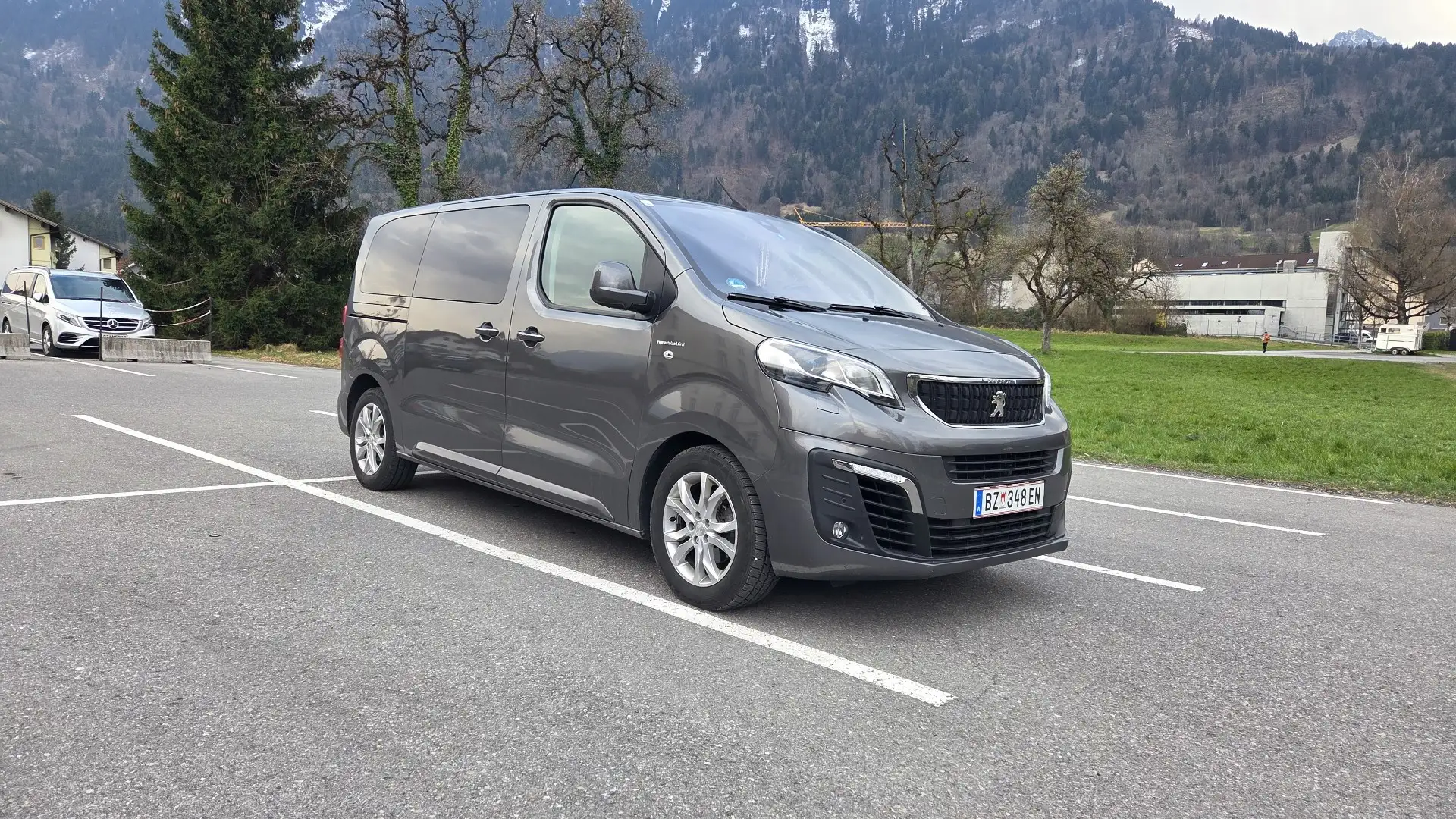 Peugeot Traveller Business VIP L2 BlueHDI 150 S&S Grau - 1