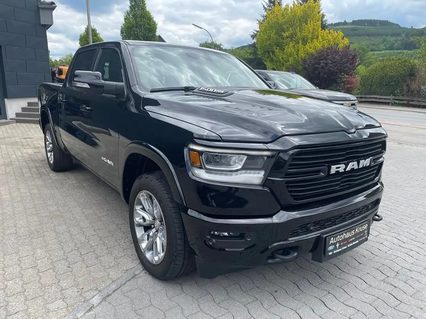 Dodge RAM 1500 Laramie Sport Aut. LPG Negro - 2