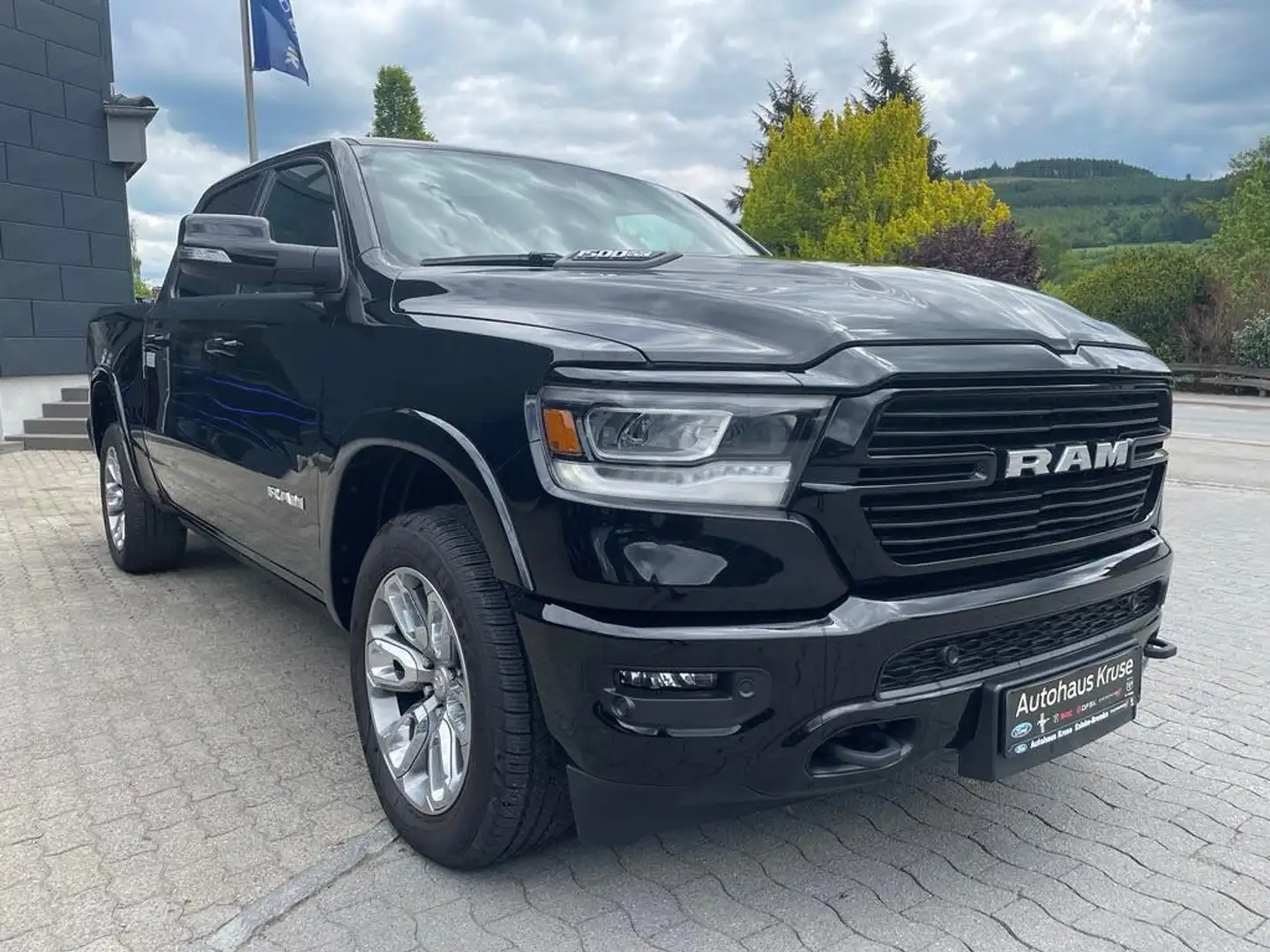 Dodge RAM 1500 Laramie Sport Aut. LPG Negro - 1