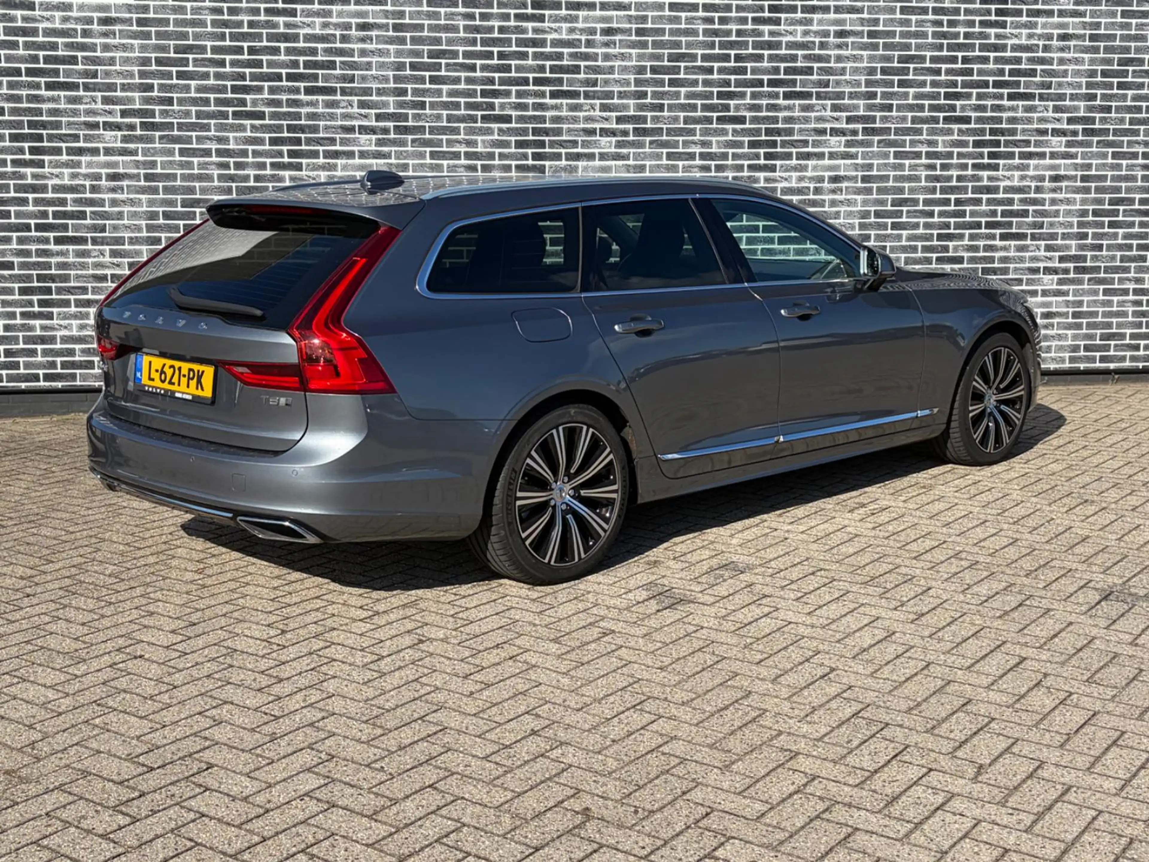 Volvo V90 2.0 T8 AWD Inscription | Plug-in Hybrid (PHEV) | T — photo 2