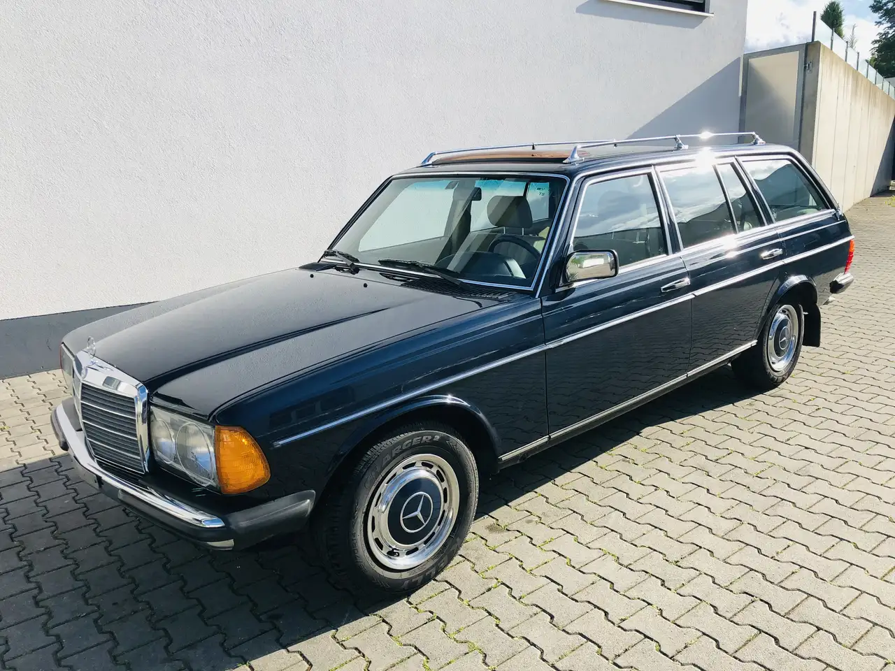 Mercedes-Benz E 230, foto 1