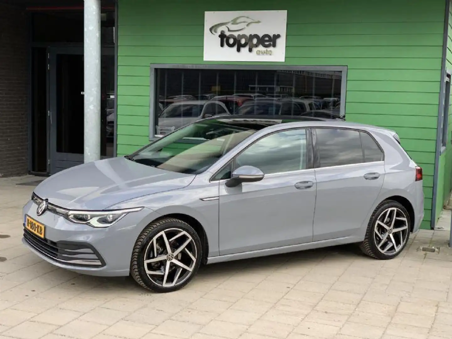 Volkswagen Golf 1.5 eTSI Style | PanoDak | Virtual | NL Auto | Grey - 2