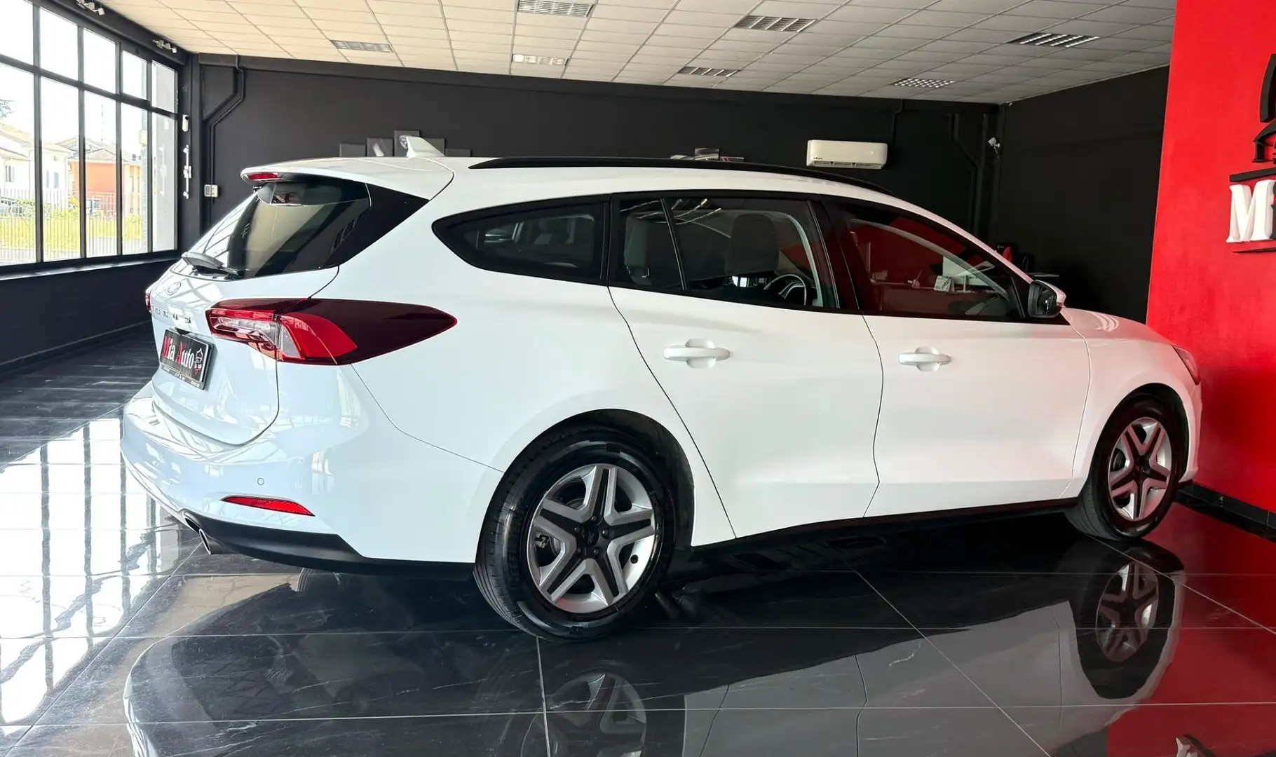 Ford Focus 1.5 EcoBlue 120 CV automatico SW Business Bianco - 2