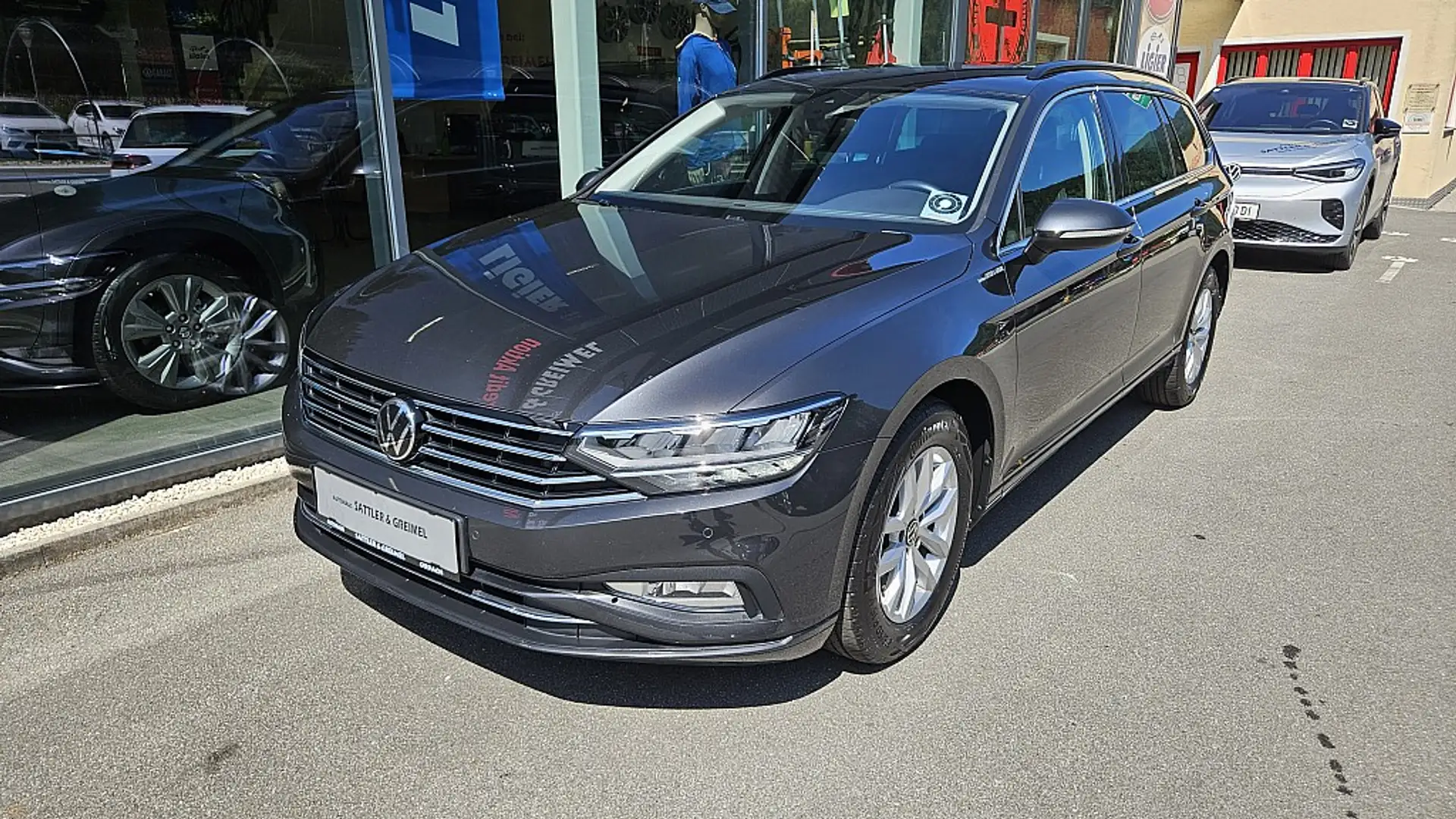 Volkswagen Passat Variant Business 2,0 SCR TDI DSG**AHV**LED** Grau - 2