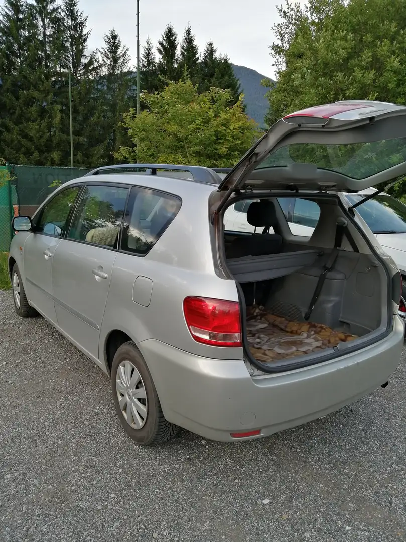 Toyota Avensis Verso Avensis Verso 2,0 D-4D Срібний - 2