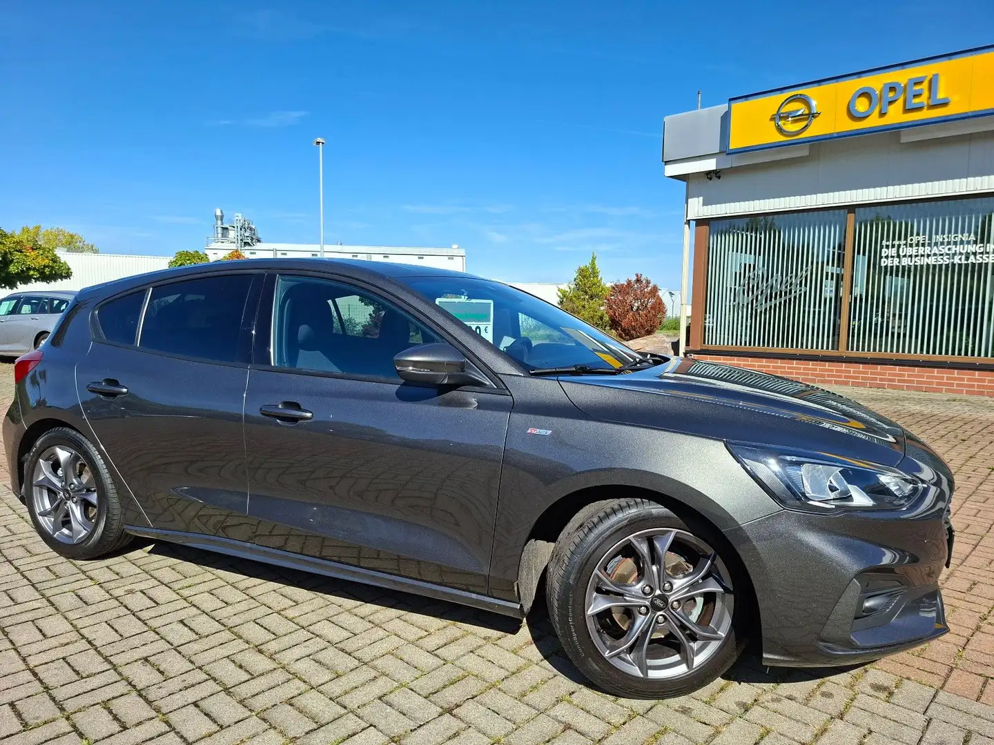 Ford Focus Lim. ST-Line+KLIMAAUTO+NAVI+FSHZ+SHZ+AHK+ Grau - 1