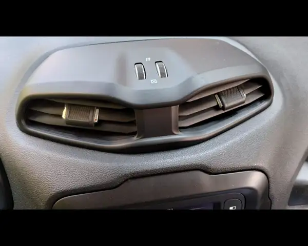 Jeep Renegade view 5