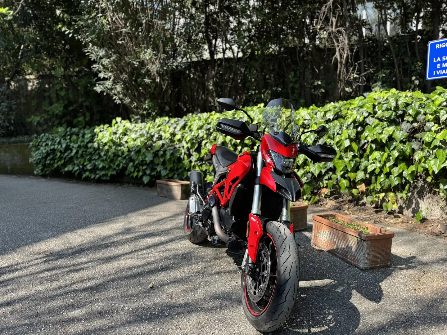 Ducati Hypermotard 939 Ducati red - 2