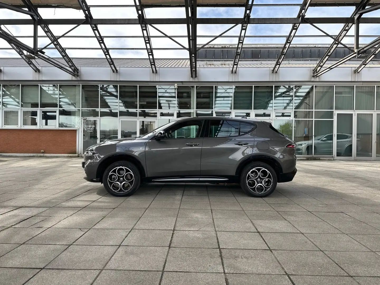 Alfa Romeo Tonale 1.3 280cv Plug in Hybrid AT6 Ti Q4 Grigio - 2