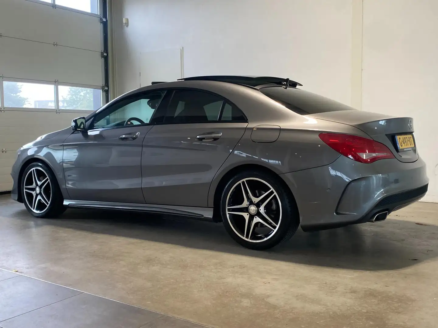 Mercedes-Benz CLA 200 AMG H.K Panor.dak Grijs - 2