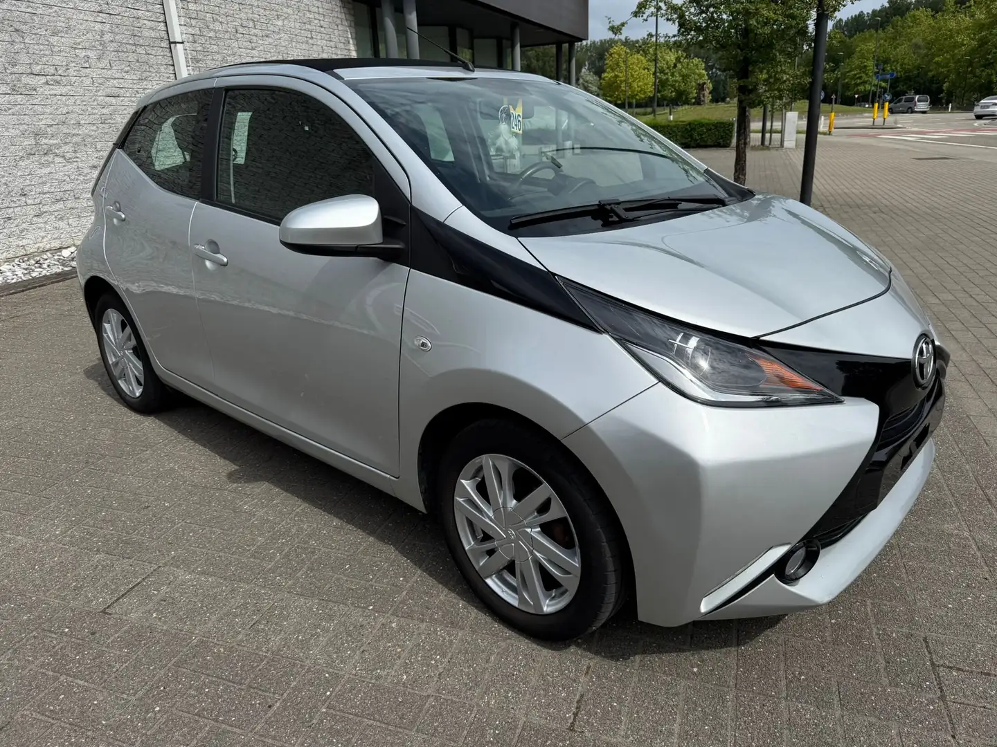 Toyota Aygo Aygo 1.0i VVT-i x-play GARANTIE 1 AN/ JAAR Gri - 2