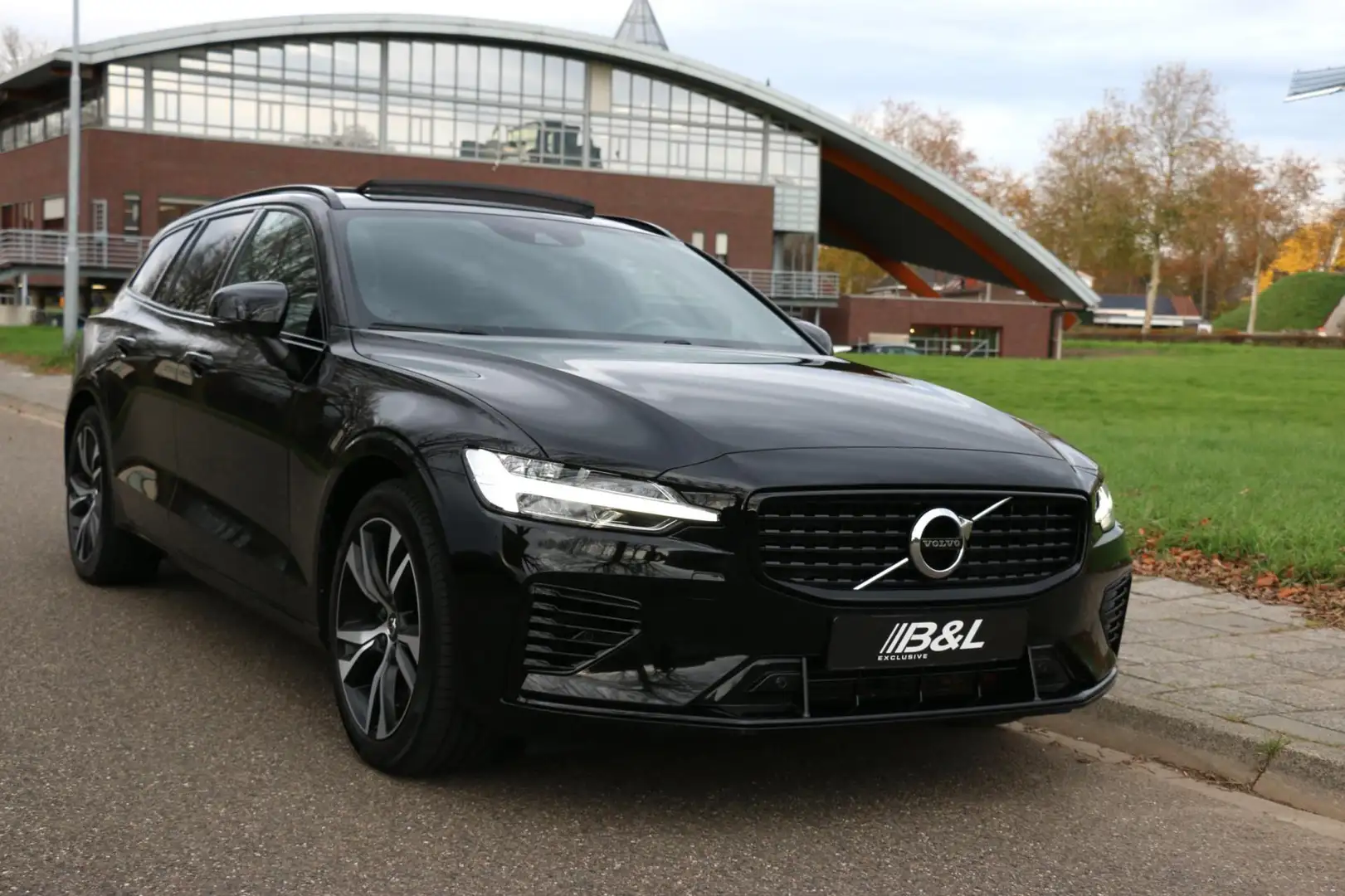 Volvo V60 2.0 T8 Ultra Dark Plug-in Hybrid AWD R-Line 455Pk Schwarz - 2