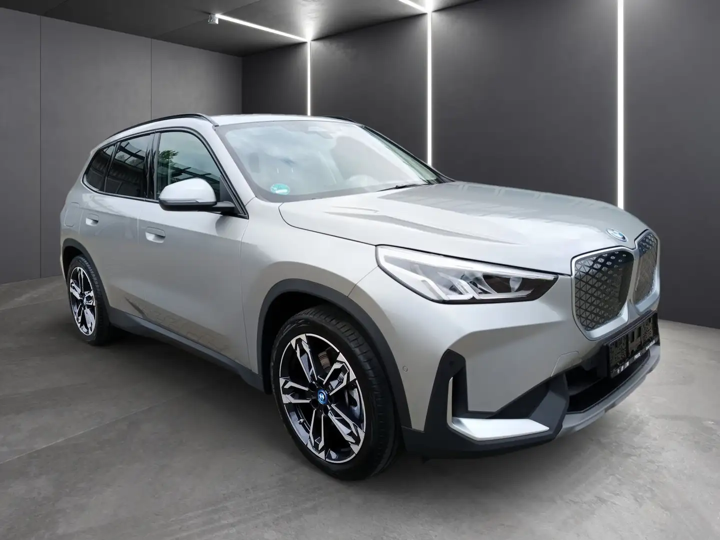 BMW iX1 xDrive30 19"+AC-LADEN PRO+DRIVING+PARKING-ASS+ACTI Silber - 2