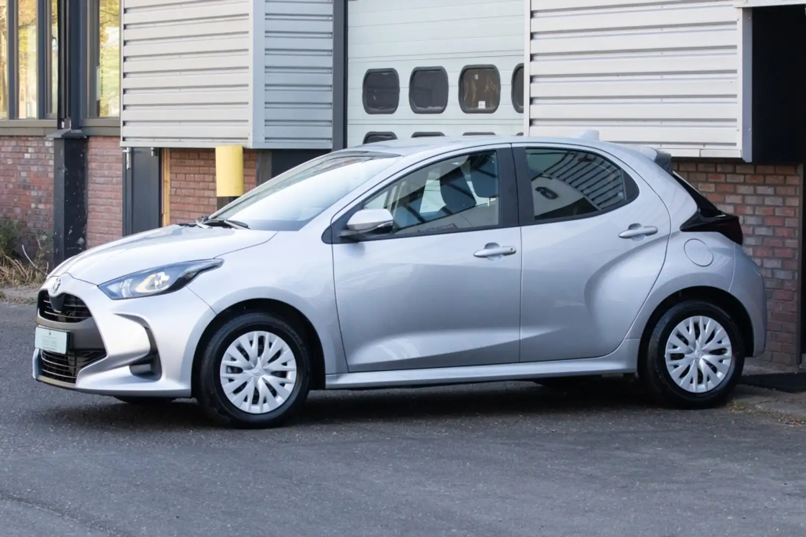 Toyota Yaris 1.5 Hyb. Dynamic Grijs - 2
